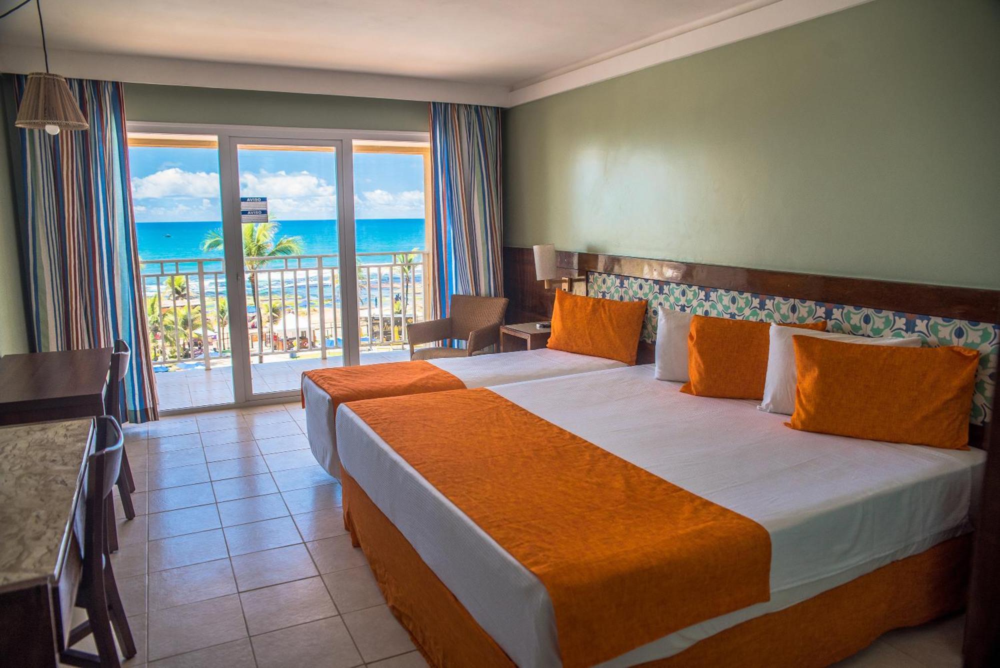 Quarto Triplo Deluxe com Vista Frontal do Mar